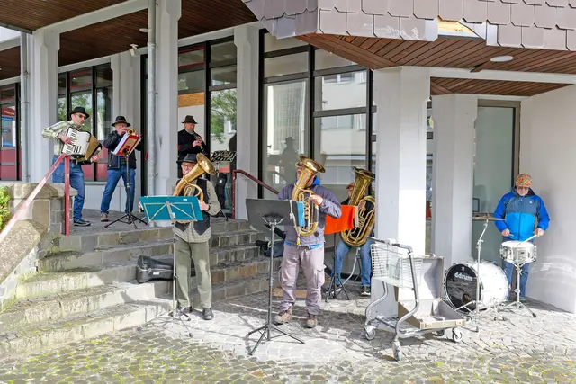 Gut geschützt vor dem Regen spielten die „Ramsteiner Straßenmusikanten“ auf und verbreiteten mit ihrer Blasmusik beste Laune. | Foto: Erik Stegner