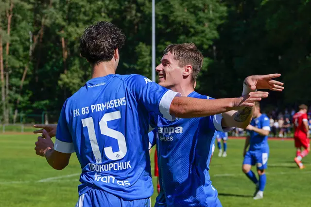 Marc Ehrhart (rechts) bejubelt mit Oskar Prokopchuk seinen Treffer – der FKP-Stürmer erzielte beim 4:1 in Gau-Odernheim alle vier Tore. | Foto: Erik Stegner