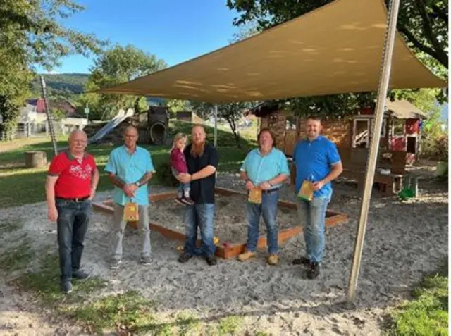 Unter dem neuen Sonnensegel (v.l.n.r.) Fritz Krzischke, Dietmar Kindla, Dirk Schnitzer mit Tochter Clara, Dieter Lotter und Andreas Forster | Foto: Susanne Fuchs