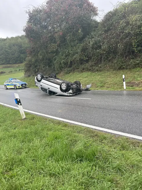 Am Auto entstand jedoch Totalschaden. Zur Bergung des Fahrzeugs wurde ein Abschleppdienst hinzugezogen. | Foto: Polizeiinspektion Rockenhausen