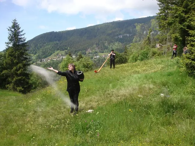 Naturbestattung in den Schweizer Alpen: Die Oase der Ewigkeit bestattet zum Beispiel auf ihrer Almwiese verschickte Urnen, nachdem die Trauerfeier etwa im privaten Garten stattgefunden hat. Auf Wunsch können Angehörige auch selbst in die Schweiz überführen und beim Begräbnis dabei sein. | Foto: Oase der Ewigkeit
