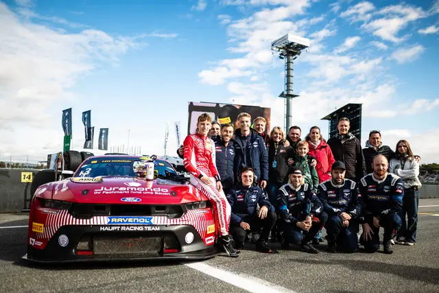 Max Reis (im roten Overall) feierte gemeinsam mit seinem Teamkollegen Niklas Kalus und dem Haupt Racing Team auf dem Hockenheimring den Gewinn der Teammeisterschaft im ADAC GT Masters. | Foto: MR 28 GmbH