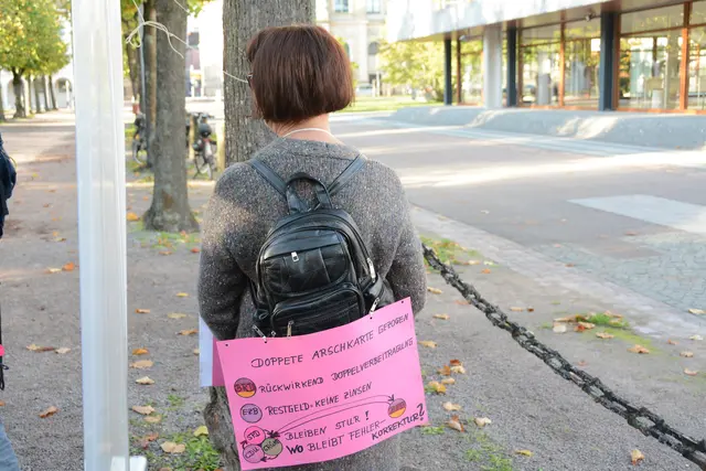 Demo in Karlsruhe " Bundesverfassungsgericht", eine "betrogene" Renterin | Foto: Dieter Hammann