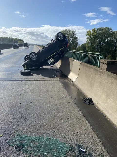 Das Unfallfahrzeug auf der Rheinbrücke. | Foto: POL-PDNW