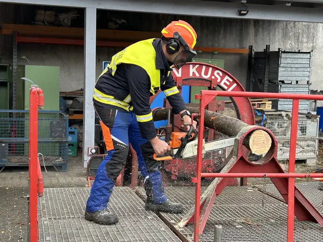 Praxisnahes Training: Ein Feuerwehrangehöriger beim Üben am Spannungssimulator | Foto: Harald Laier/gratis