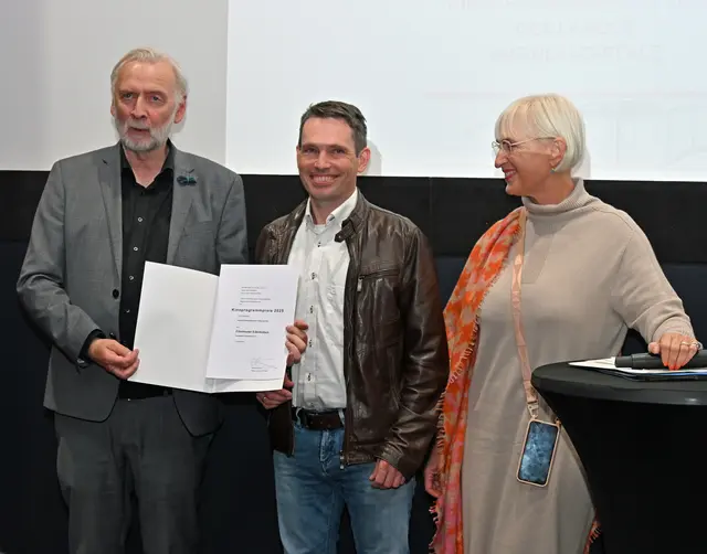 Kulturstaatssekretär Hon.-Prof. Dr. Jürgen Hardeck überreicht dem Vorsitzenden Dr. Andreas Borm den Kinoprogrammpreis 2025
Foto: © Werner Dupuis | Foto: © Werner Dupuis