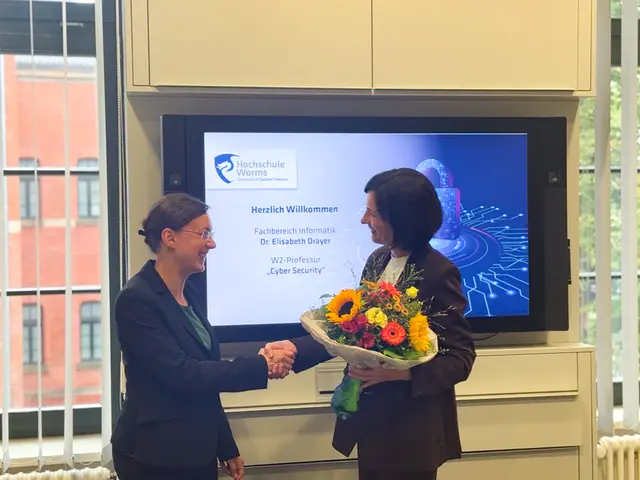 Präsidentin Alexandra Nonnenmacher begrüßt Professorin Elisabeth Drayer an der Hochschule Worms, die künftig das Thema Cyber Securtiy am Fachbereich stärken wird.  | Foto: Katharina Barth