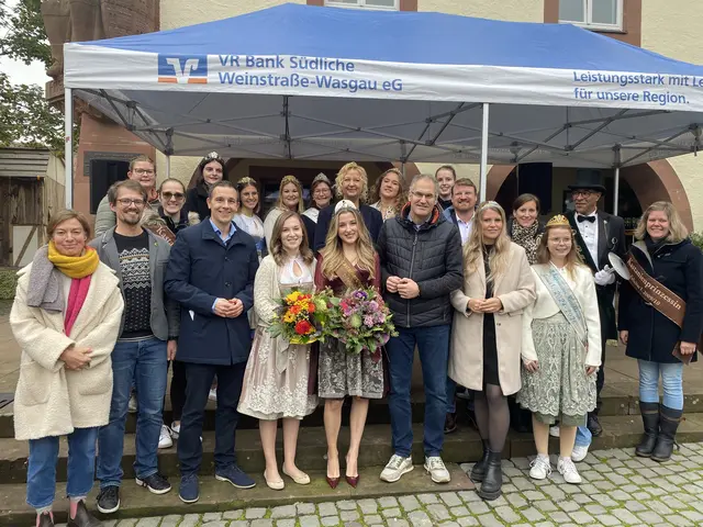Großer Bahnhof: Neben Landrat Dietmar Seefeldt (8.v.r.),  Stadtbürgermeisterin Carmen Winter (Mitte) und Bürgermeister Christian Burkhard (6.v.l.) waren viele Pfälzische Hoheiten zur Eröffnung des Keschdefeschds nach Annweiler gekommen.  | Foto: Büro für Tourismus