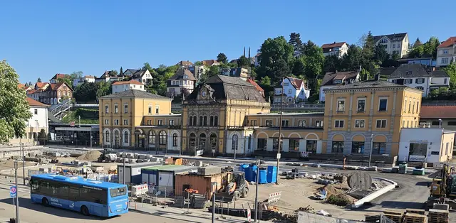 Hauptbahnhof Neustadt: Für die Anreise zum Winzerfestumzug empfiehlt sich die Nutzung von Bahn und Bus. Die Bahn verstärkt am Umzugstag ihr Angebot – ideale Anbindung für alle Festbesucher. | Foto: Eva Bender