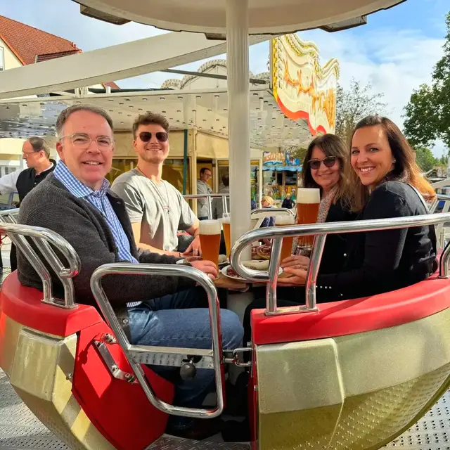 Fröhliche Gesichter beim Weißwurstfrühstück im Riesenrad | Foto: Gemeindeverwaltung Haßloch