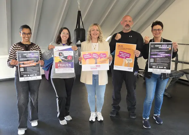 Sagen der Gewalt gegen Frauen den Kampf an: (von rechts) Gleichstellungsbeauftragte Maria Lauxen-Ulbrich, Michael Linak, Stephanie Schmitt, Carolina Bachenheimer-Schäfer und Martha Jote.
 | Foto: Stadt Viernheim