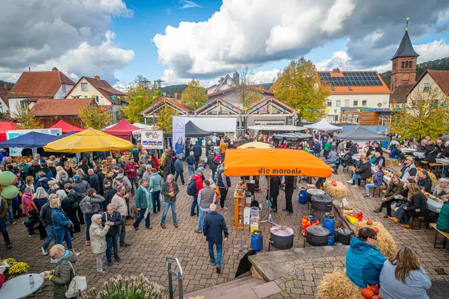 Gut besucht: der Kastanienmarkt in Hauenstein. | Foto: C. Riemeyer
