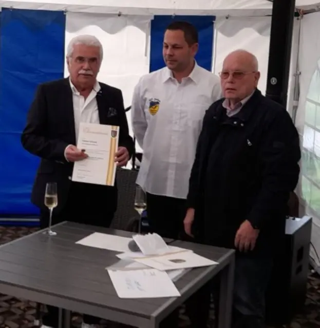 (v.l.n.r.) Günter Scheidt, Vereinsvorsitzender Marc Scheuer und Wolfgang Neumann vom Fischereiverband | Foto: Eric Scherer