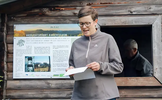 Offizielle Eröffnung auf dem Kirschfelsen durch die der 2. Vorsitzende des Pfälzerwald-Vereins Annweiler, Anja Burger. | Foto: Dietrich