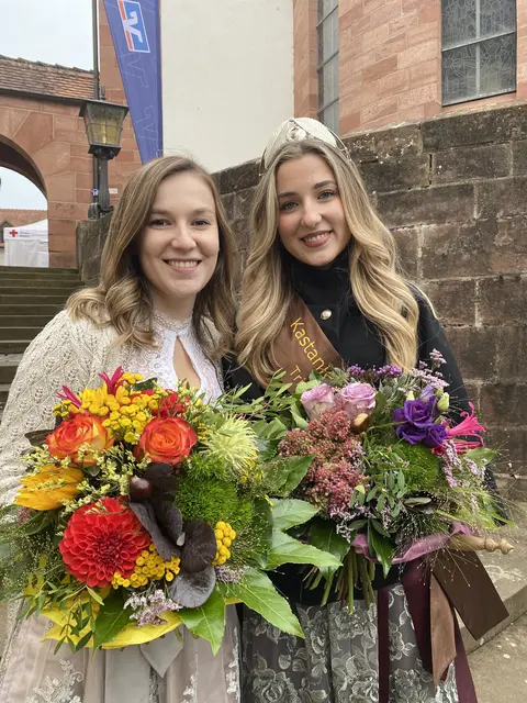 Die neue Kastanienprinzessin Felicia I. (rechts) mit ihrer Vorgängerin Hannah II. | Foto: Büro für Tourismus