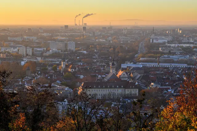 Vom Turmberg aus hat man eine atemberaubende Aussicht über ganz Karlsruhe und erlebt die Herbstmagie der Fächerstadt hautnah. | Foto: KTG Karlsruhe Tourismus GmbH