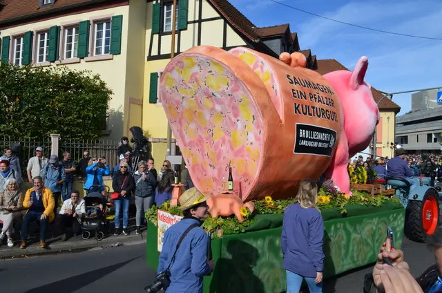 Der Große Preis des Winzerfestumzuges 2024 ging zur einen Hälfte an den Kallstadter Herbst | Landjugend "Brulljesmacher" Kallstadt (Zugnummer: 14). | Foto: Stadtmarketing Neustadt