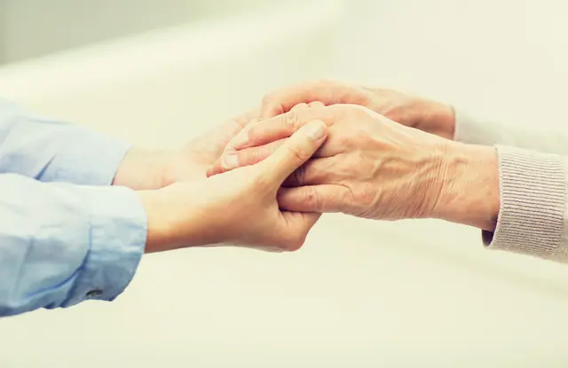Wo Hände sich berühren, entsteht Nähe. Wo Menschen einander halten, entsteht Heimat. | Foto: Syda Productions/stock.adobe.com