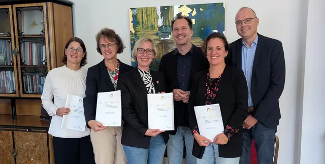Bericht zur gesundheitlichen Chancengleichheit (v.l.n.r.): Im Fachbereich KJÄD angestellte Fachärztin für Kinder- und Jugendmedizin, Dr. Anne Heuberger; Fachbereichsleitung Kinder- und Jugendärztlicher Dienst (KJÄD), Dr. Herta Ramisch; Oberbürgermeisterin der Stadt Speyer, Stefanie Seiler; Kommunaler Gesundheitsmanager der Stadt Speyer, Daniel Fleischmann; Fachbereichsleitung Gesundheitsförderung und Berichterstattung, Dr. Joëlle Bals; Abteilungsleitung Gesundheit und Verbraucherschutz der Kreisverwaltung des Rhein-Pfalz-Kreises, Alexander Weber | Foto: Stadt Speyer/gratis
