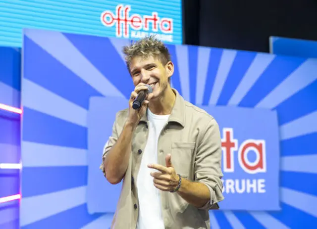 Offerta 2025: Auf sieben Bühnen wartet ein vielfältiges Live-Programm mit über 250 Stunden Unterhaltung. Sänger und Songwriter Toni Mogens wird an allen neun Messetagen auf der Bühne moderieren und auch live spielen | Foto: Jürgen Rösner