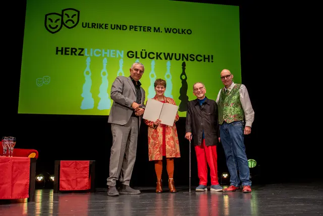 Kunststaatssekretär Arne Braun mit dem Theater "Die Spur" aus Karlsruhe mit Ulrike und Peter M. Wolko | Foto: Ministerium/Nico Afentoulidis und Antonia Lehn