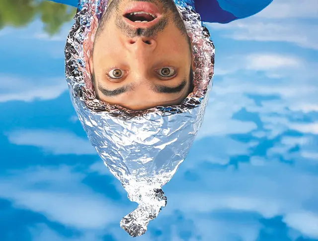 Das Theaterstück "Der Entstörer" handelt von Jonas, der überzeugt ist, von dunklen Mächten verfolgt zu werden.  | Foto: Theaterland