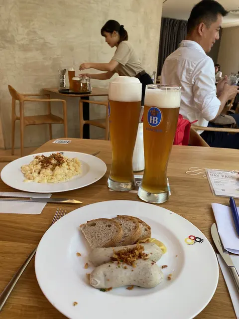 Weißwurst mit Bautzener Senf, Käsespätzle und ein Weizenbier! | Foto: Sabine Hill
