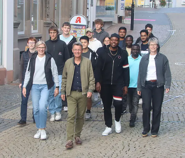 St. Wendels Bürgermeister Peter Klär (vorne rechts) begrüßte die Studierenden gemeinsam mit Citymanagerin Carina Clüsserath (vorne links) in St. Wendel | Foto: Kreisstadt St. Wendel / Josef Bonenberger