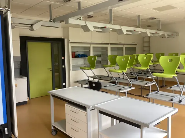 Alle Räume und Flure in den Unterrichtsgeschossen sind mit abgehängten Akustikdecken versehen | Foto: Stadt Kaiserslautern