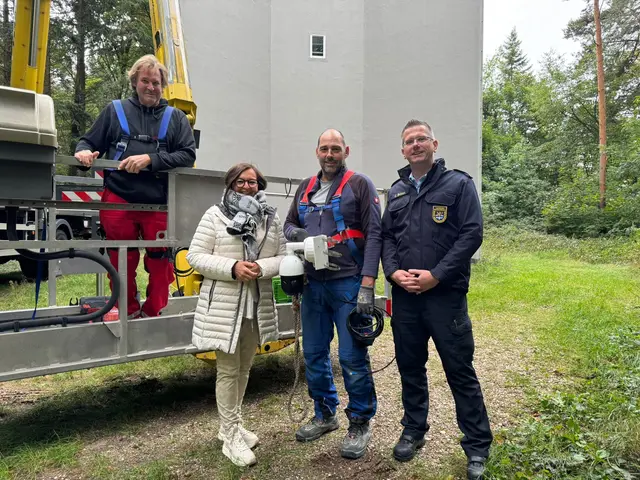 Mitarbeiter der Installationsfirma, Verbandsbürgermeisterin Iris Fleisch und Brand- und Katastrophenschutzinspekteur Christian Betzel, die sich von der Installation und der Technik vor Ort ein Bild gemacht hatten. | Foto: KV Ger-Pfahl/gratis
