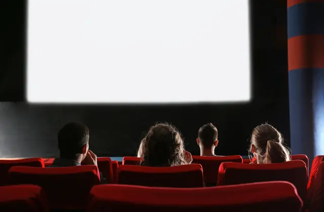 Film ab in den Ludwigshafener Stadtteil-Bibliotheken! Der Filmherbst bringt Kino-Feeling für Groß und Klein. | Foto: Pixel-Shot/stock.adobe.com