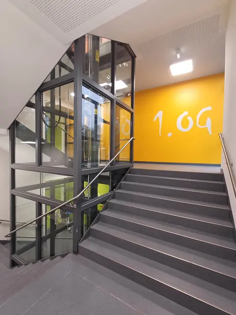 Die Außentreppe auf der Westseite ergänzt das Treppenhaus samt behindertengerechtem Aufzug im Innern | Foto: Stadt Kaiserslautern