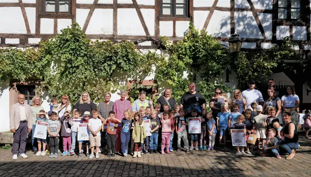 Oberbürgermeisterin Beate Kimmel (Sechste v. l.), die teilnehmenden Gruppen sowie die Organisatorinnen und Organisatoren freuten sich sich über das gelungene Projekt | Foto: Stadt Kaiserslautern/gratis