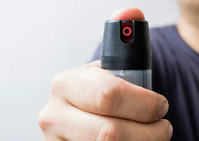 Dem Jugendlichen kam eine unbekannte Person auf einem Fahrrad entgegen und besprühte ihn unvermittelt mit einem Reizstoff | Foto: Evgen/stock.adobe.com