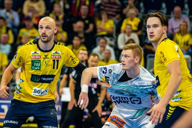 Lukas Sandell und Robert Timmermeister  halten Ymir Örn Gislason  | Foto: Wolfgang Neuberth