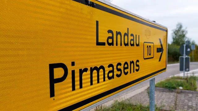 Wegweiser an der Bundesstraße 10 zwischen Pirmasens und Landau – Symbolfoto zum Thema B10-Ausbau. | Foto: Erik Stegner