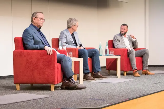 Die OB-Kandidaten Klaus Blettner (links) und Jens Peter Gotter (rechts) stellten sich den Fragen von Moderator Uwe Burkert (Mitte) und den Wählerinnen und Wählern.  | Foto: Prot. Dekanat LU/Wagner