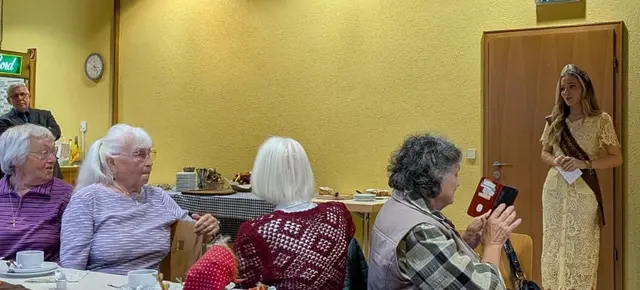 Kastanienprinzessin Felicia I. begrüßt den Seniorennachmittag | Foto: Frank Roth