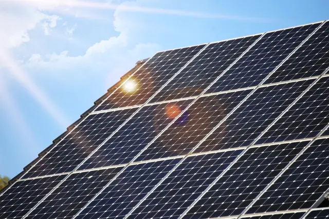 Auf welchen Flächen in der Gemeinde kann künftig klimafreundlicher Strom und Wärme erzeugt werden - etwa mit Solaranlagen auf Dächern, Windkraft oder Wärmepumpen? | Foto: U. J. Alexander/stock.adobe.com