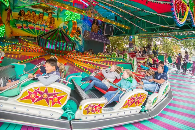 Bunte Karussells, Musik und gute Laune – die Kerwe in Steinwenden lockt Jung und Alt in den Park. Symbolbild Kerwe.  | Foto: Roland Kohls
