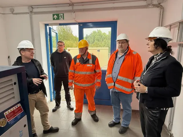 Von rechts: VG Bürgermeisterin Sabine Wienpahl, Markus Krinke, Mario Doll, Bastian Moser und der Werkleiter der VG Werke, Daniel Fleckenstein | Foto: Pressestelle VG Kirchheimbolanden