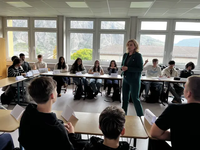 Bundestagspräsidentin Julia Klöckner besuchte die Schule und traf sich mit der Klasse 10a sowie ihrer Klassenlehrerin zu einem persönlichen Austausch | Foto: Dennis Boemer