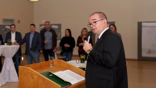 Bürgermeister Dr. Peter Degenhardt bei der Verleihung des Ehrenamtspreises der Verbandsgemeinde Landstuhl im Gemeindezentrum Mittelbrunn im Februar. Der 61-Jährige kündigte nun an, bei der Bürgermeisterwahl 2026 nicht mehr anzutreten. | Foto: Erik Stegner