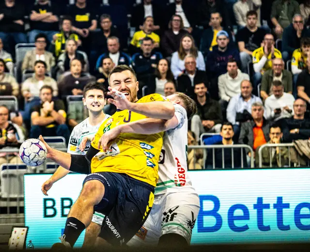 Jannik Kohlbacher im harten Zweikampf | Foto: Wolfgang Neuberth