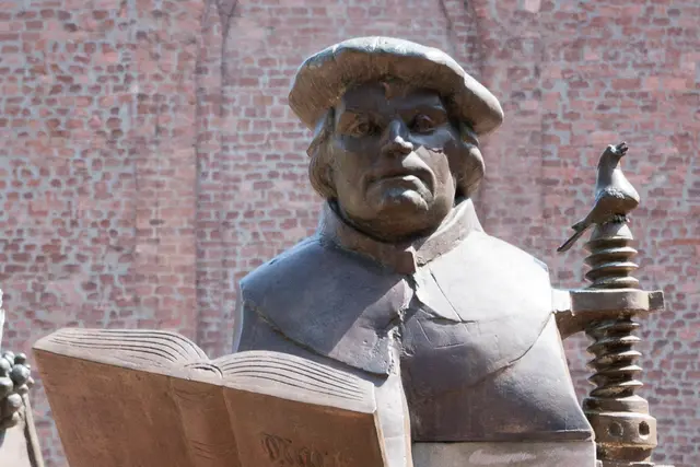 In Ludwigshafen ist Martin Luther ein Brunnen und ein Platz gewidmet. Dort befand sich die Lutherkirche, die im Zweiten Weltkrieg bis auf ihren Turm zerstört wurde.  | Foto: Prot. Dekanat LU/Wagner 