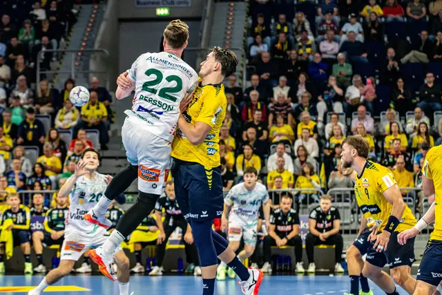 Robert Timmermeister hält Erik Persson  | Foto: Wolfgang Neuberth