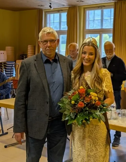 Ortsbürgermeister Bernhard Dietrich gratuliert der Kastanienprinzessin Felicia I.  | Foto: Frank Roth