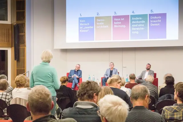 Das Publikum fragte die OB-Kandidaten sehr rege, wie sie zu verschiedenen Themen stehen.  | Foto: Prot. Dekanat LU/Wagner