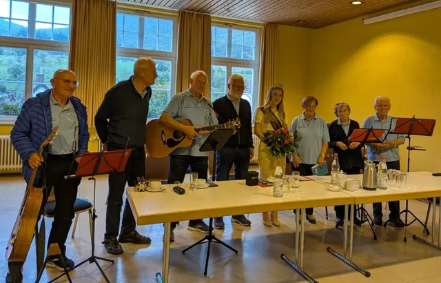 Kastanienprinzessin Felicia I. im Kreise der Musikanten | Foto: Frank Roth