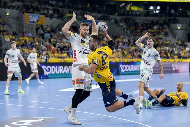 Jannik Kohlbacher beim Torwurf im Derby gegen Göppingen. Er bleibt bis 2029 ein Löwe. | Foto: Zimmermann/PIX-Sportfotos